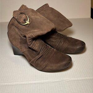 Earthies Women's Chelsea Brown Suede Wedge Calf Boots Size 7B